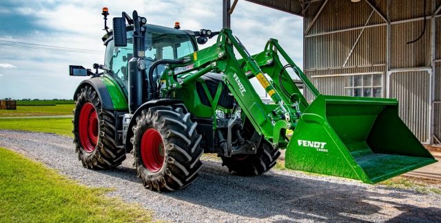 Fendt 300 Vario tractor infront of a barn