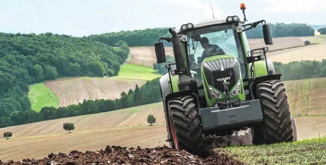 Fendt 800 Vario tractor in a field
