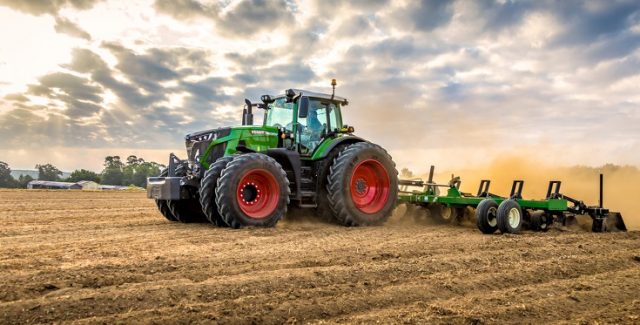 Fendt 900 Vario tractor in a dirt field.